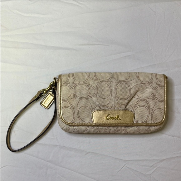 Coach Cream Clutch with Signature Design - Picture 14 of 14
